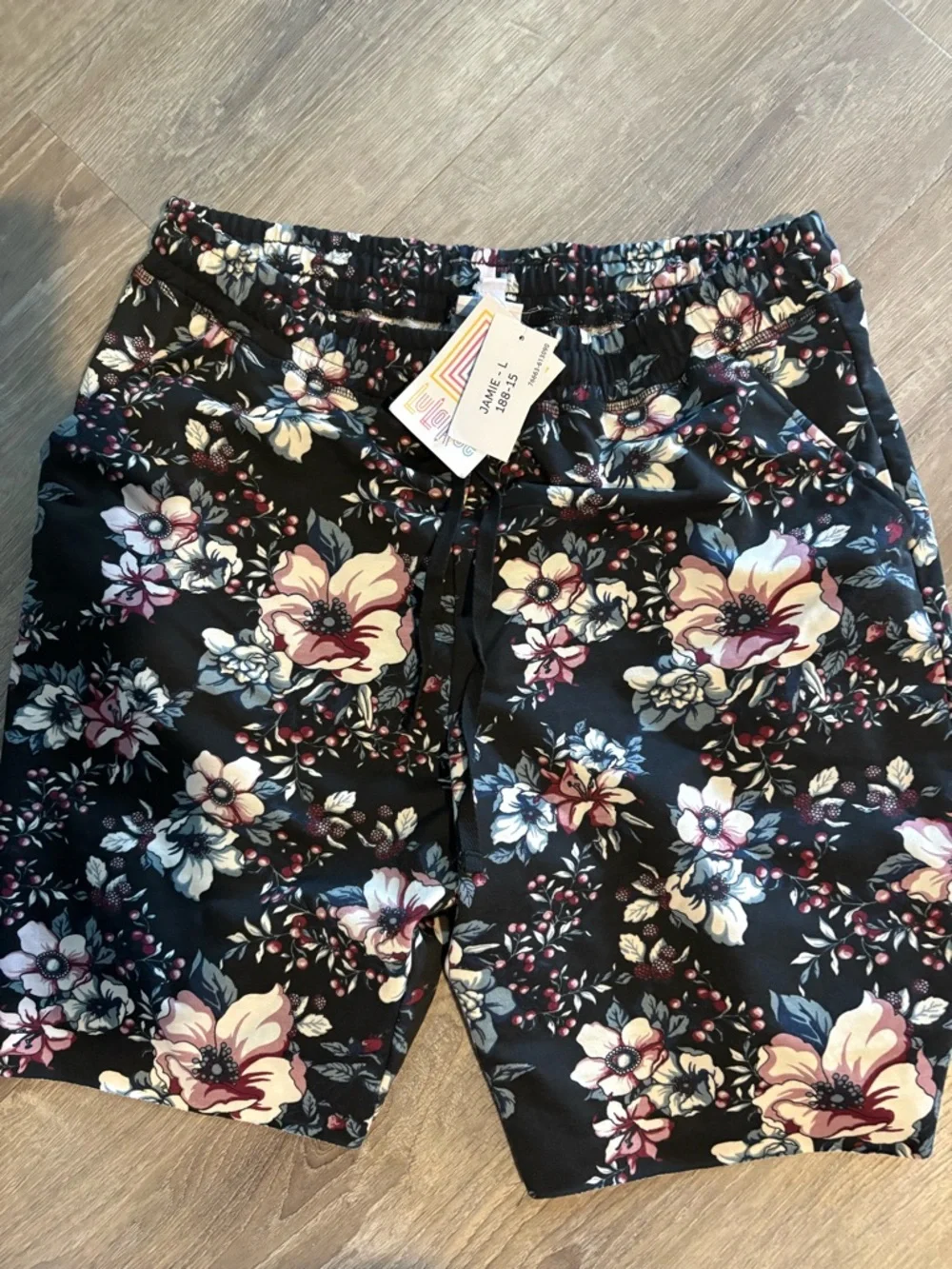 Lularoe Jamie Terry shorts new with tag large. Has pockets - Picture 1 of 5